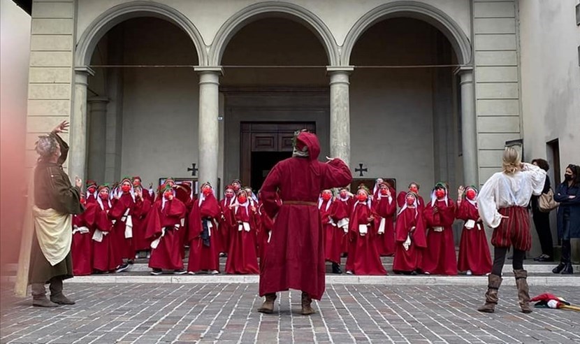 Tanti piccoli Dante stamani in piazza Giotto a Vicchio