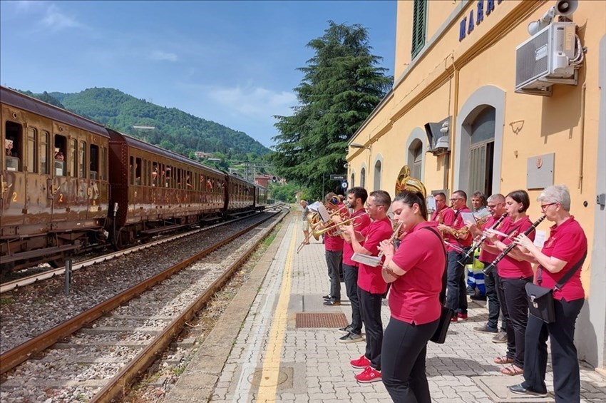 Il passaggio del Treno di Dante stamani a Marradi. Foto del Giorno