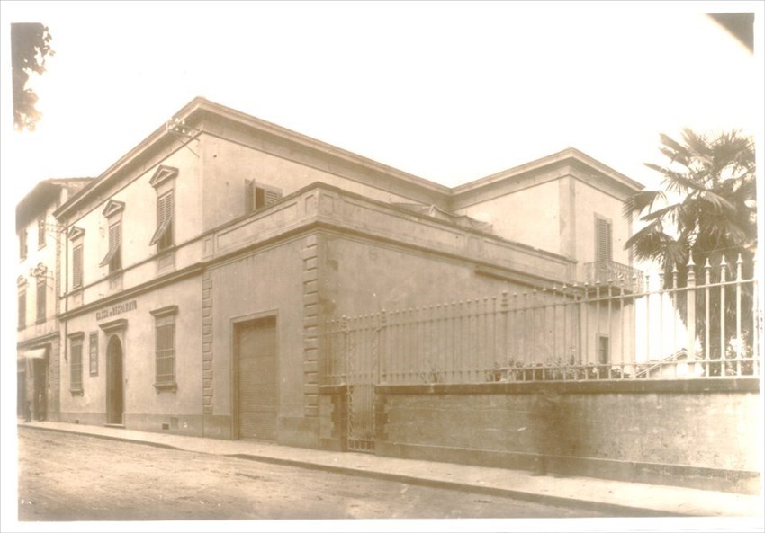 La prima sede della CR Firenze in piazza Dante. La palazzina  ha ancora una grande terrazza.