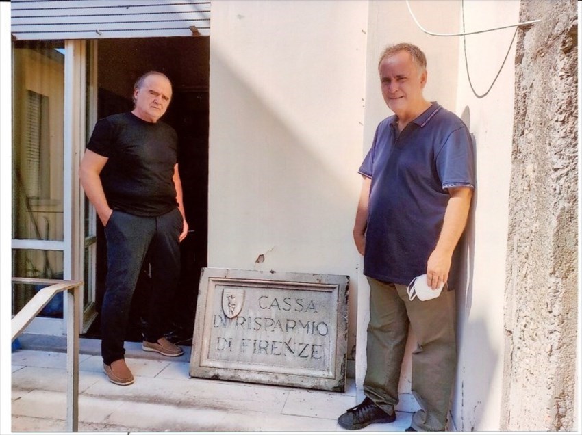 A sinistra il Dott. Marco Giorgi e il Rag. Emanuele Barletti ai lati della vecchia lapide in pietra serena.