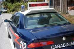 Borgo. Con il furgone sulle auto in sosta