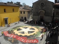 Scarperia saluta maggio con l’Infiorata: un’antica tradizione mariana quest’anno esalterà lo sport