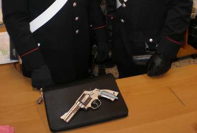 Minaccia i passanti con la pistola giocattolo. Ragazzo denunciato a Borgo