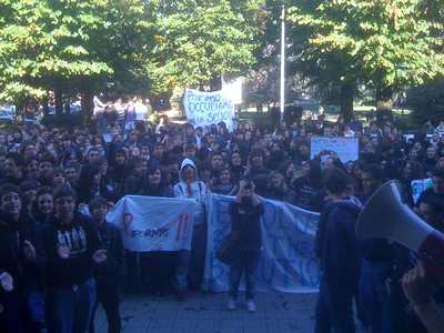 Centinaia di studenti in piazza a Borgo. Le foto e gli slogan del corteo
