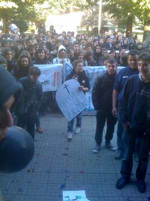 Centinaia di studenti in piazza a Borgo. Le foto e gli slogan del corteo
