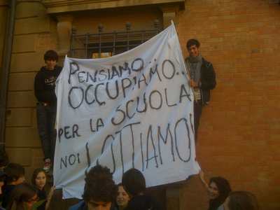 Centinaia di studenti in piazza a Borgo. Le foto e gli slogan del corteo