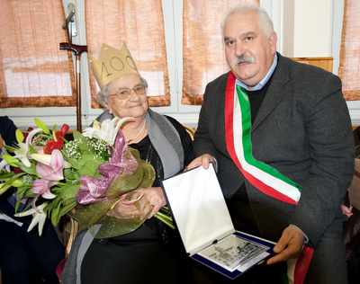 Signora di Marradi compie 100 anni. Il sindaco le regala una targa. La foto