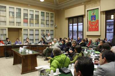 L'assessore Ceccobao a Borgo. Assemblea affollata di pendolari. Le foto