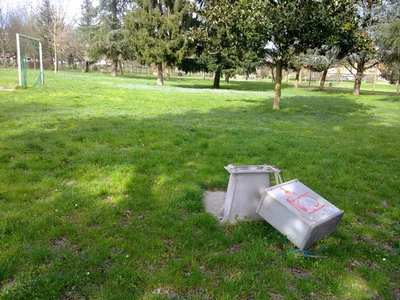 Borgo. Degrado e cavi elettrici al parco per i bambini