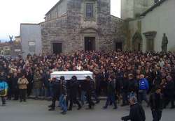 Folla commossa a San Piero per i funerali di Alessio Bettini, 22 anni