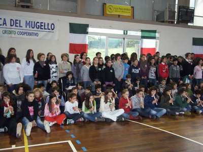 Gli alunni di Borgo insieme per cantare l'inno. Le foto...