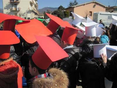 L'Italia unita a scuola. Le foto dei bimbi di Luco