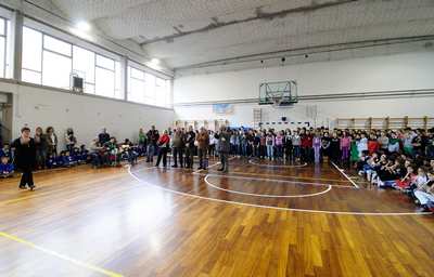 Gli alunni cantano l'inno. Le foto del Photoclub Mugello