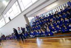 Gli alunni cantano l'inno. Le foto del Photoclub Mugello