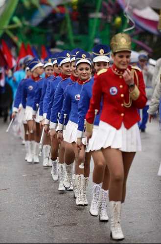 Aspettando la sfilata di Borgo. Le foto di Viareggio di un lettore...
