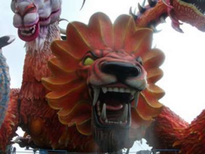 Aspettando la sfilata di Borgo. Le foto di Viareggio di un lettore...