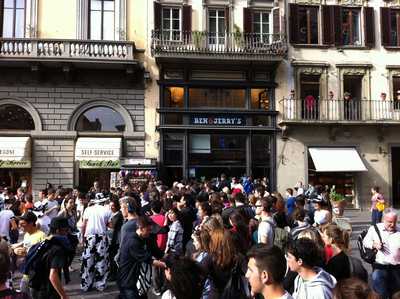 30 metri di fila a Firenze per il Free Cone Day. Le foto