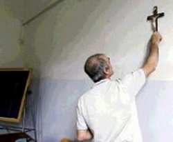 Vicchio. Il Pdl: rimettiamo i crocifissi nelle scuole