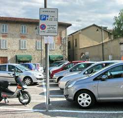 Borgo. I residenti possono parcheggiare nelle zone a disco orario. La mappa...