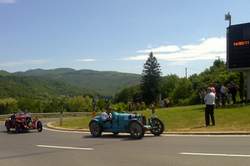 Una Aston Martin del 1933 vince la Mille Miglia. Le foto...