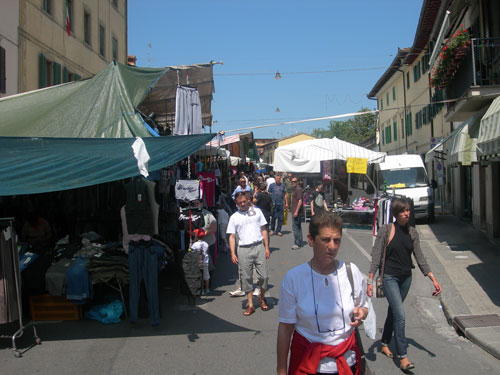 Borgo. Mercato straordinario e negozi chiusi? E' protesta...