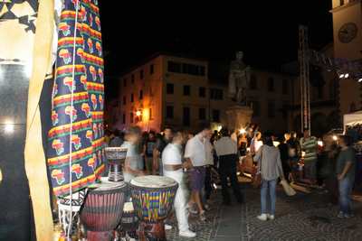 Etnica a Vicchio. Cronaca e foto della prima serata. E stasera arriva Eugenio Bennato. Info...