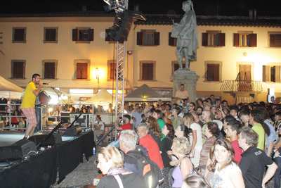 Band scatenata e una piazza che balla. La Pegatina scuote Etnica. Foto del concerto e programma di questa sera (domenica)
