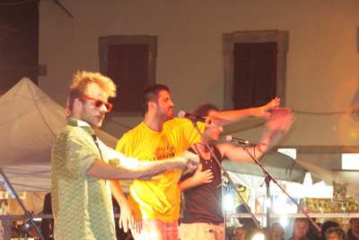 Band scatenata e una piazza che balla. La Pegatina scuote Etnica. Foto del concerto e programma di questa sera (domenica)