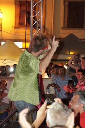 Band scatenata e una piazza che balla. La Pegatina scuote Etnica. Foto del concerto e programma di questa sera (domenica)