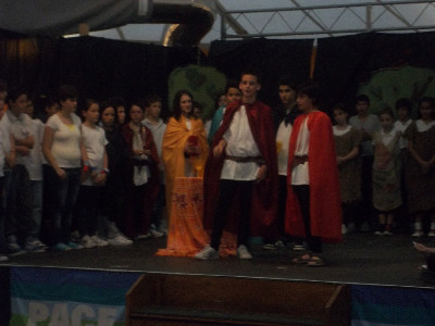 Borgo. Gli alunni delle medie mettono in scena la vita di San Francesco al Compostela Forum. Le foto...