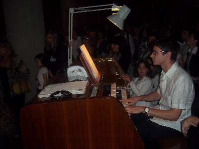 Borgo. Gli alunni delle medie mettono in scena la vita di San Francesco al Compostela Forum. Le foto...