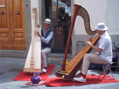 Arpa. Concerto improvvisato a Borgo. Tra educazione e rispetto