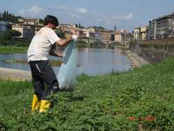 I detenuti di Sollicciano impegnati a pulire l'Arno