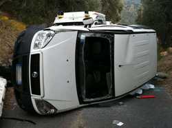 Borgo. Furgone si ribalta nella notte, carico di carne sparso sui viali...