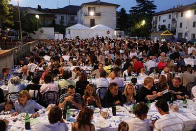Più di 700 a cena in piazza a Luco. Fotocronaca di una serata con tante sorprese