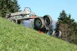 Ronta, si ribalta con il trattore. Ferito