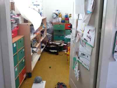 San Piero. Vandali di notte nella scuola. Furto e danneggiamenti