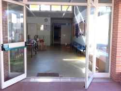 San Piero. Vandali di notte nella scuola. Furto e danneggiamenti