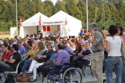 Vendola a Borgo. Un'ora di attesa tra il pubblico... tra speranza e fiducia nel futuro.