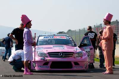 Motori e spettacolo al Mugello. Le foto. Ma Mugelli scivola in classifica