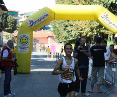 Siamo a metà. Gli atleti passano da Borgo...
