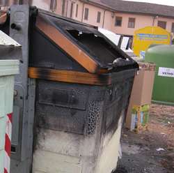 Borgo. Altri cassonetti distrutti dalle fiamme... in inverno una vera 'epidemia'...
