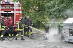 Ronta. Cassonetto in fiamme in centro. Foto dell'intervento dei pompieri...