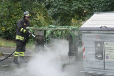 Ronta. Cassonetto in fiamme in centro. Foto dell'intervento dei pompieri...