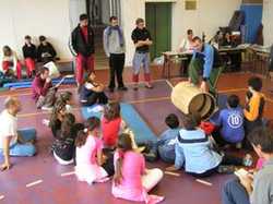 Tuo figlio gioca a calcio? 'Banale!'. A Vicchio c'è la scuola di circo per bambini...