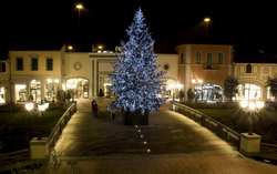 Via allo Shopping natalizio. Domani (sabato) all'outlet si accende il grande albero...