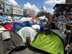 Firenze. Gli 'indignati' accampati in Piazza SS Annunziata. Chiedono a tutti di portare un libro...