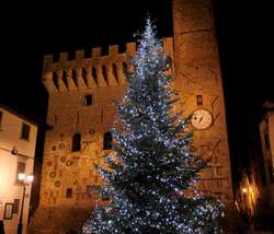 Scarperia. Acceso il grande albero in piazza. Inviaci le foto del tuo paese...
