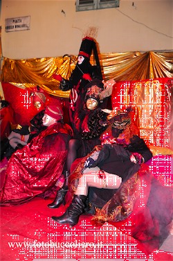 Atmosfere e misteri in una notte di Carnevale: le foto di un successo. Maschere, luci, colori e pubblico!