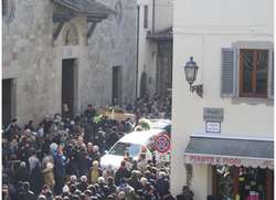 Il Mugello piange due figli. Folla a Borgo per i funerali dei ragazzi morti sull'A1